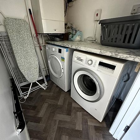 Kennedy Villa - 5 Bedroom House With Hot Tub, Wifi, Free Parkings, Close To Bicester Village ภายนอก รูปภาพ