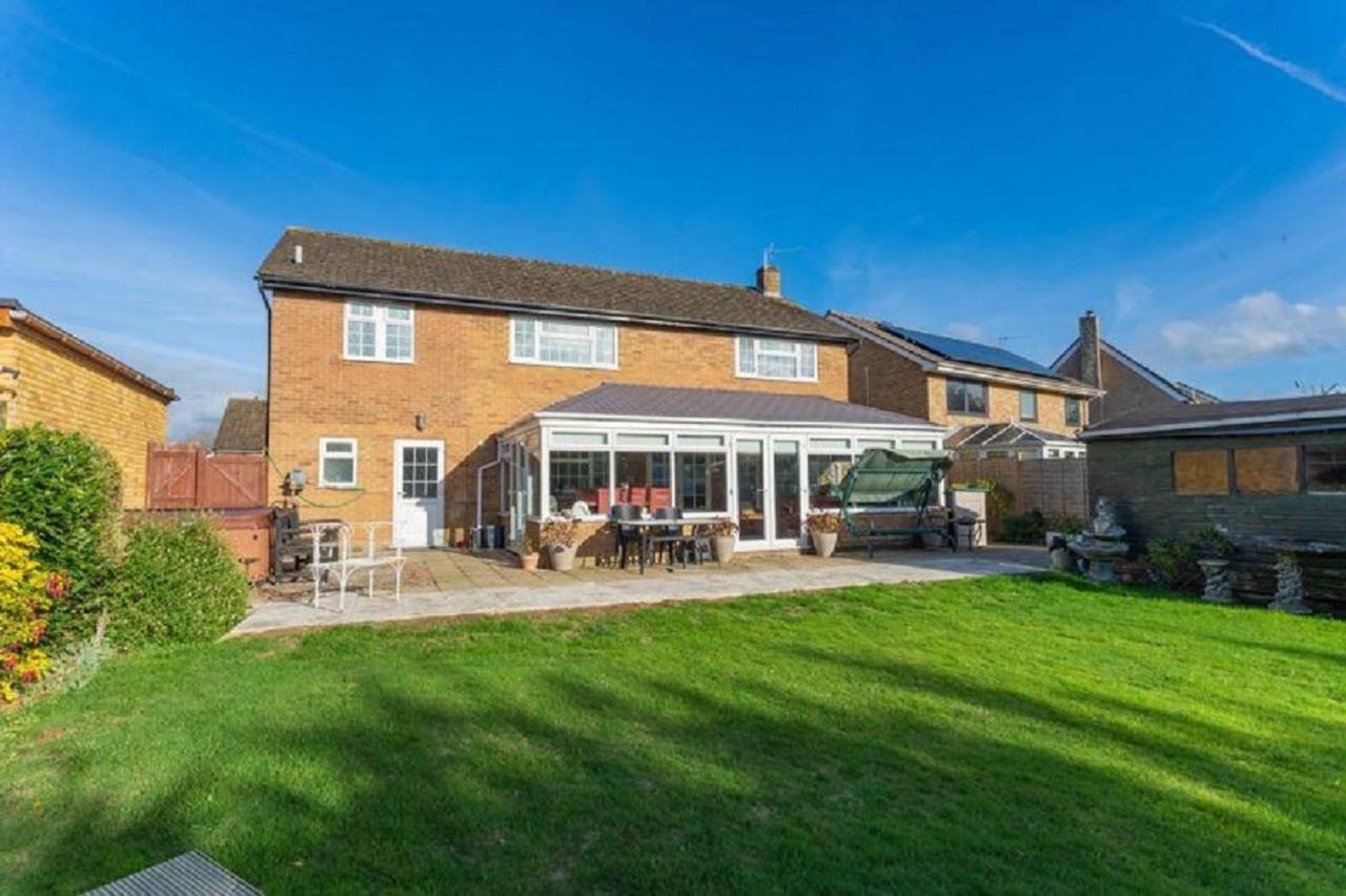 Kennedy Villa - 5 Bedroom House With Hot Tub, Wifi, Free Parkings, Close To Bicester Village ภายนอก รูปภาพ