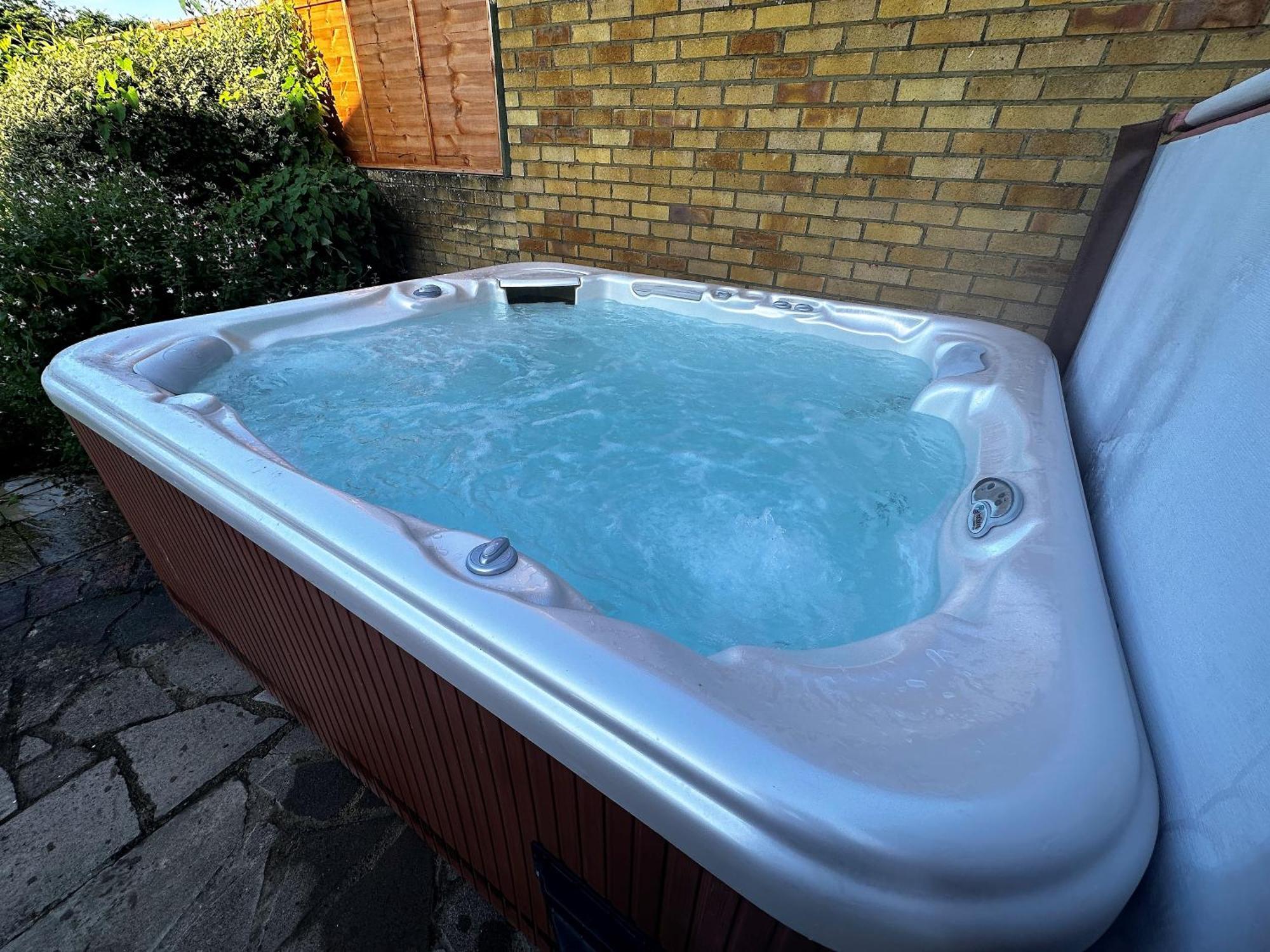 Kennedy Villa - 5 Bedroom House With Hot Tub, Wifi, Free Parkings, Close To Bicester Village ภายนอก รูปภาพ