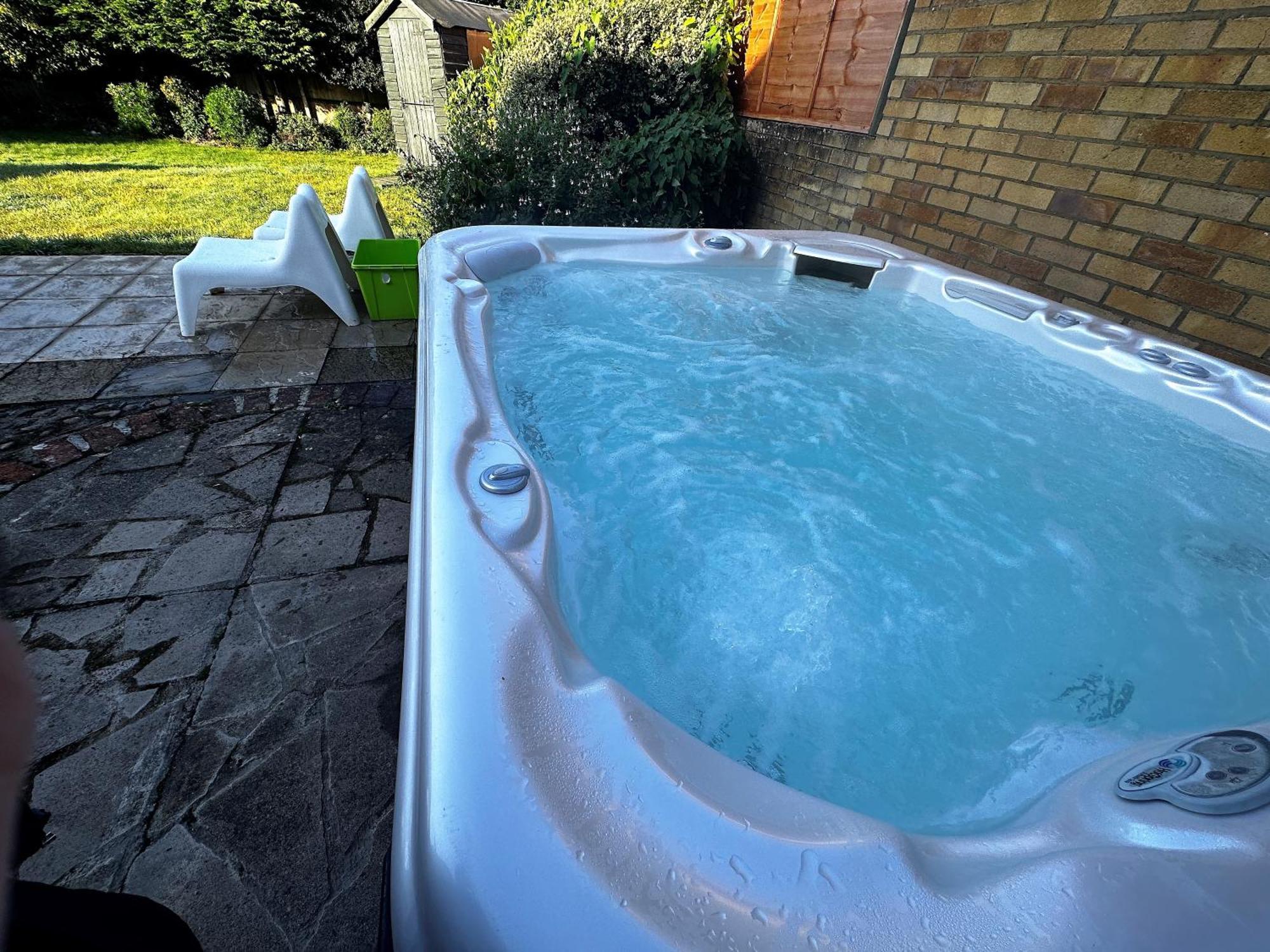 Kennedy Villa - 5 Bedroom House With Hot Tub, Wifi, Free Parkings, Close To Bicester Village ภายนอก รูปภาพ