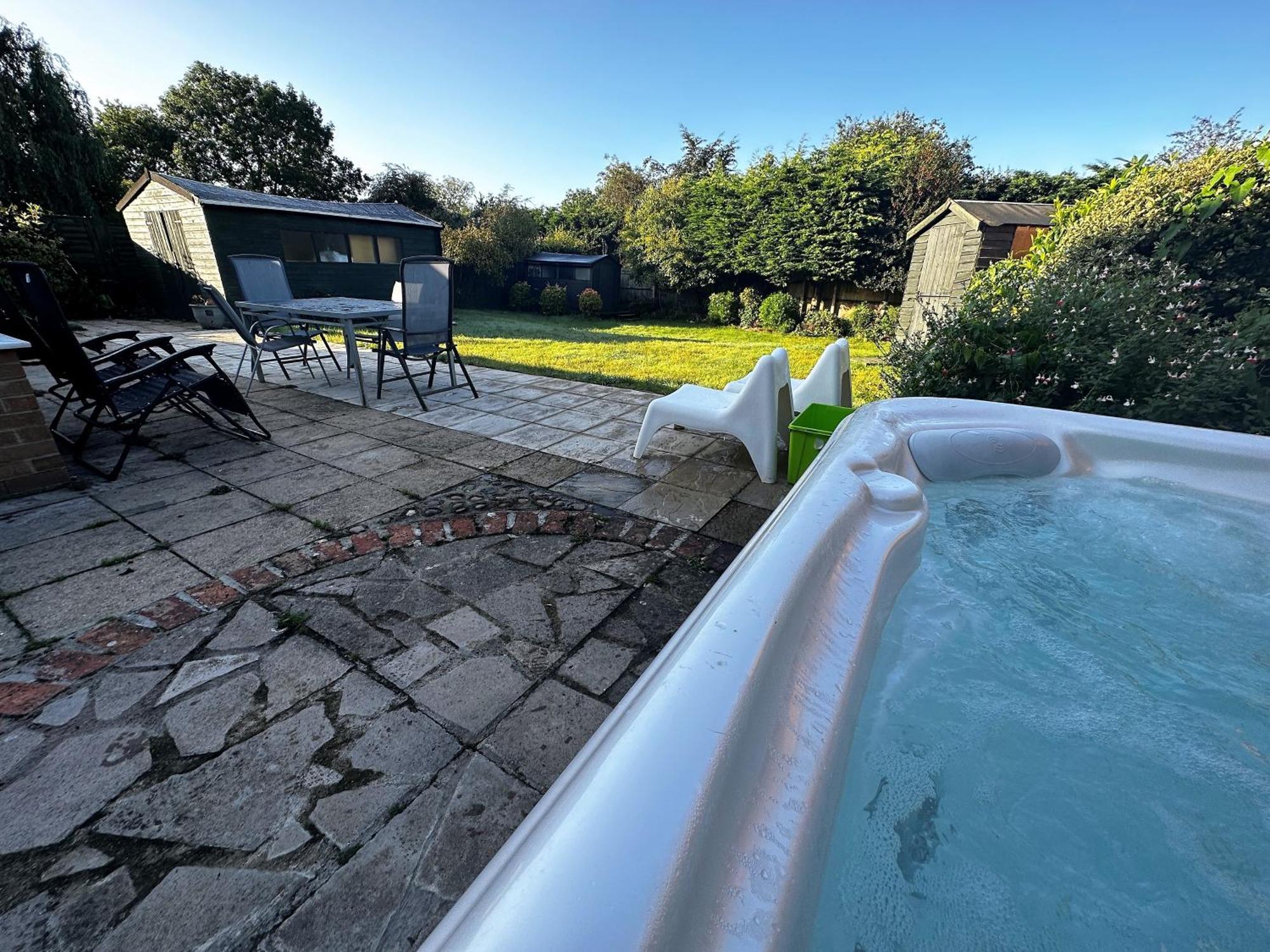 Kennedy Villa - 5 Bedroom House With Hot Tub, Wifi, Free Parkings, Close To Bicester Village ภายนอก รูปภาพ