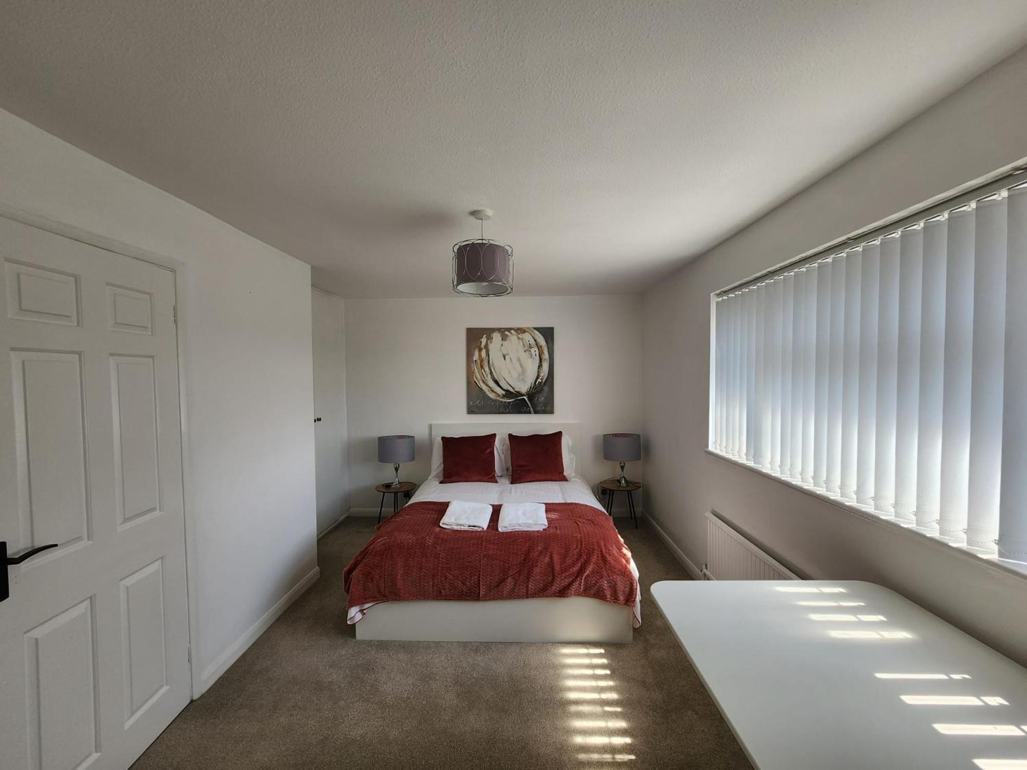 Kennedy Villa - 5 Bedroom House With Hot Tub, Wifi, Free Parkings, Close To Bicester Village ภายนอก รูปภาพ