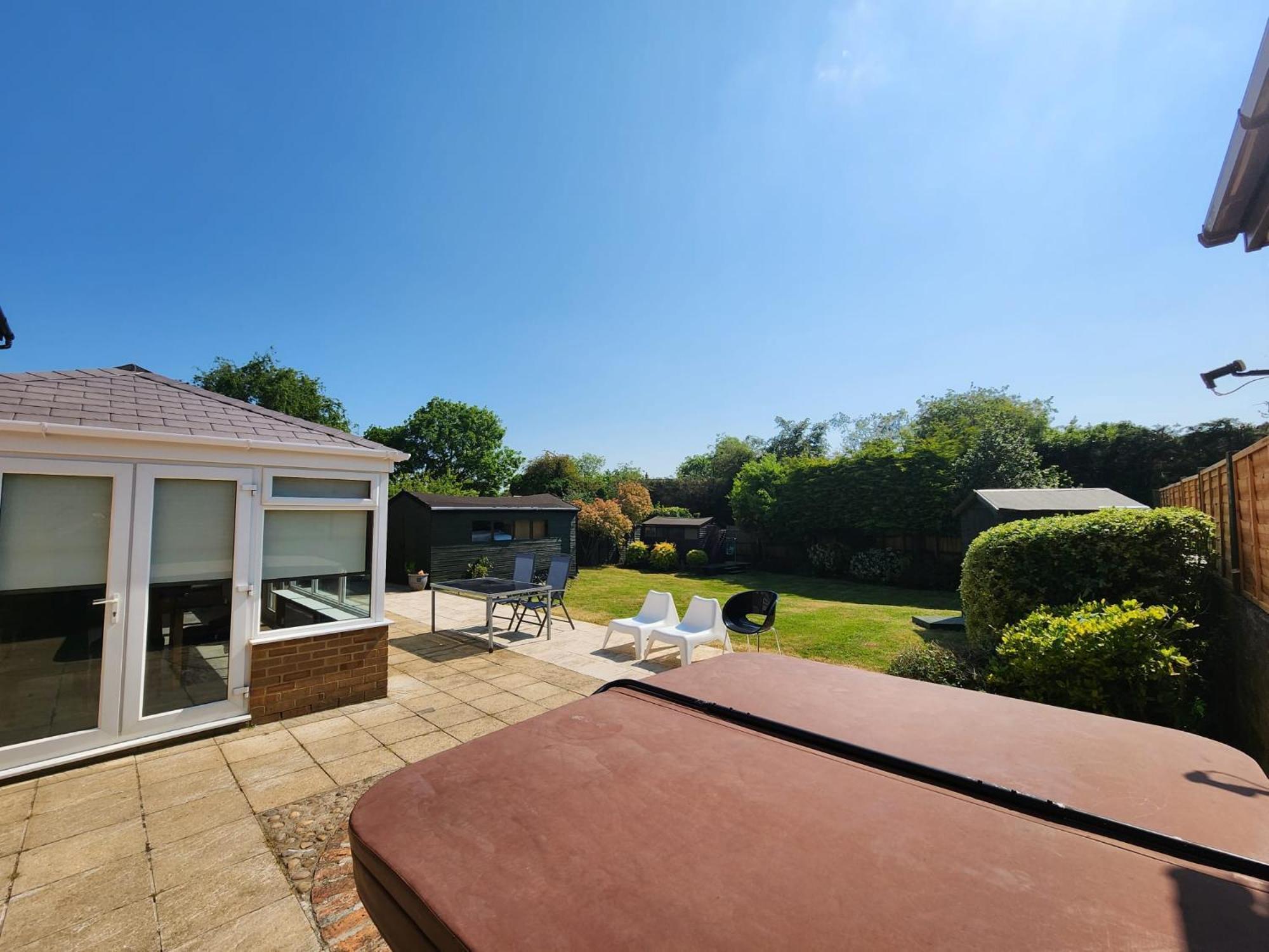 Kennedy Villa - 5 Bedroom House With Hot Tub, Wifi, Free Parkings, Close To Bicester Village ภายนอก รูปภาพ