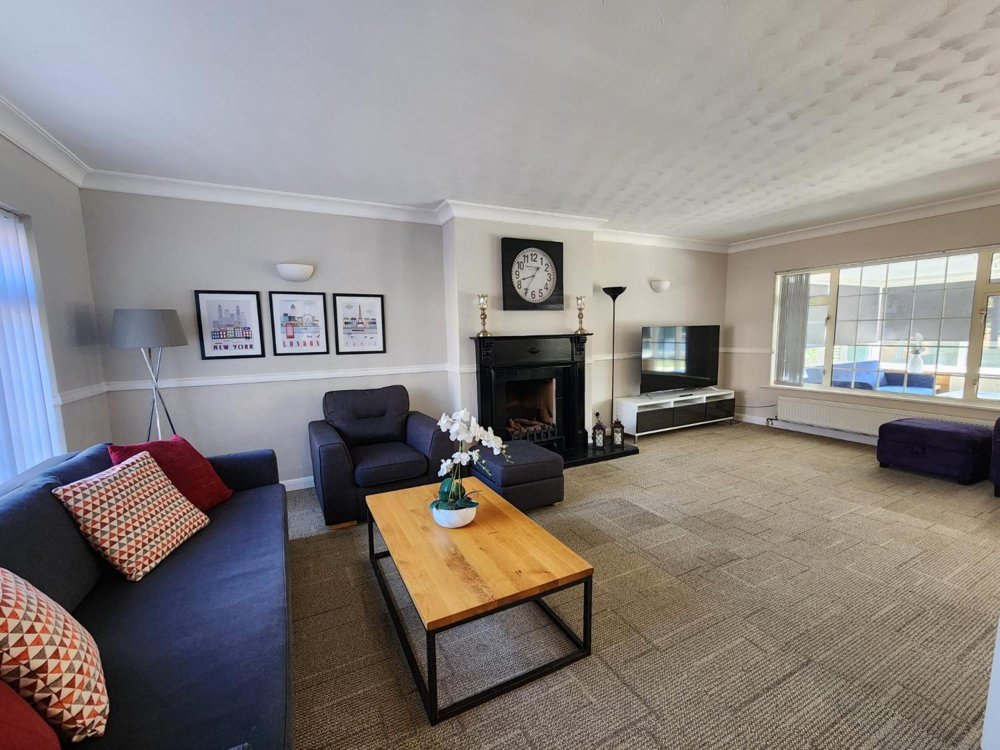 Kennedy Villa - 5 Bedroom House With Hot Tub, Wifi, Free Parkings, Close To Bicester Village ภายนอก รูปภาพ
