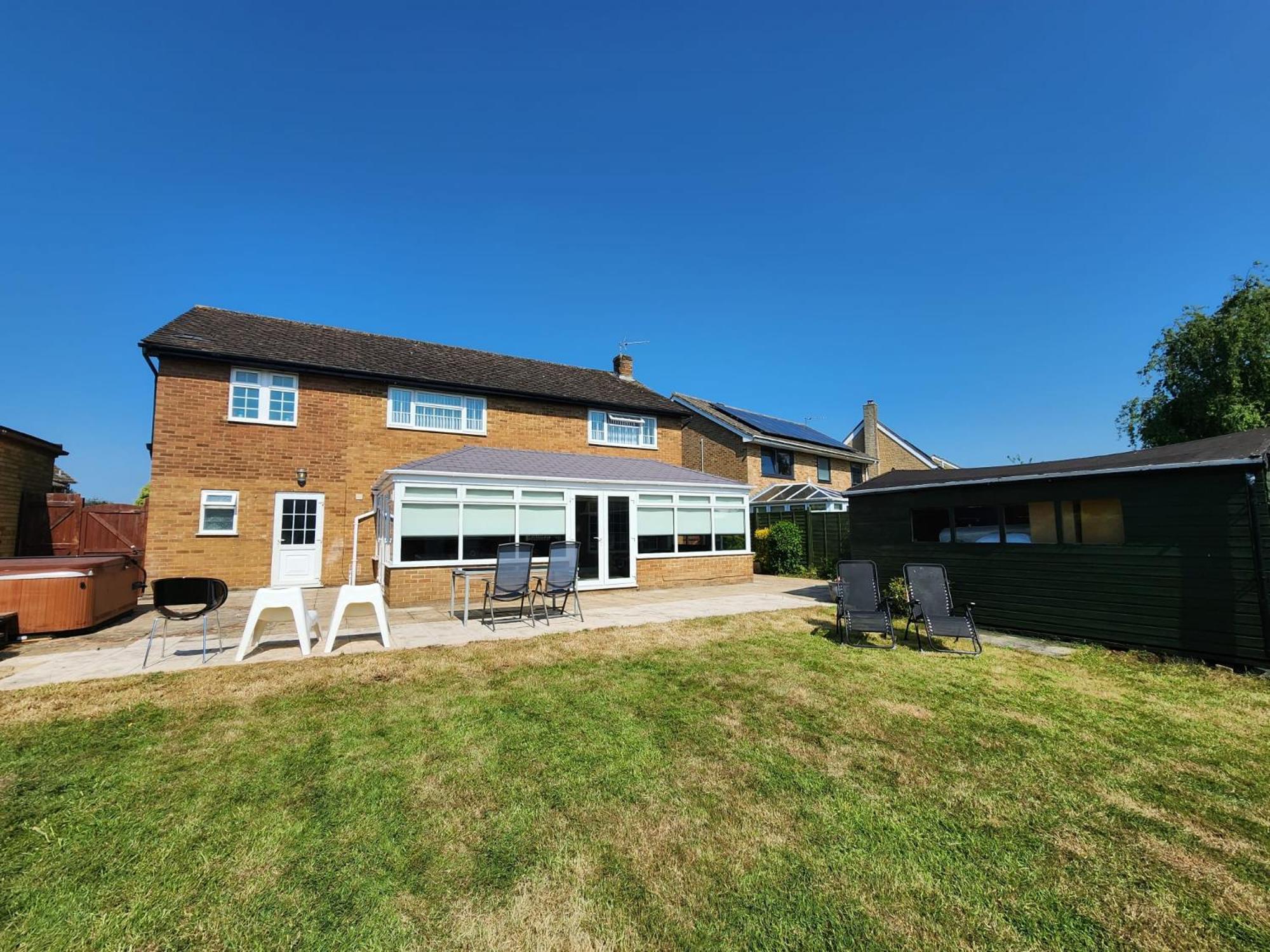 Kennedy Villa - 5 Bedroom House With Hot Tub, Wifi, Free Parkings, Close To Bicester Village ภายนอก รูปภาพ