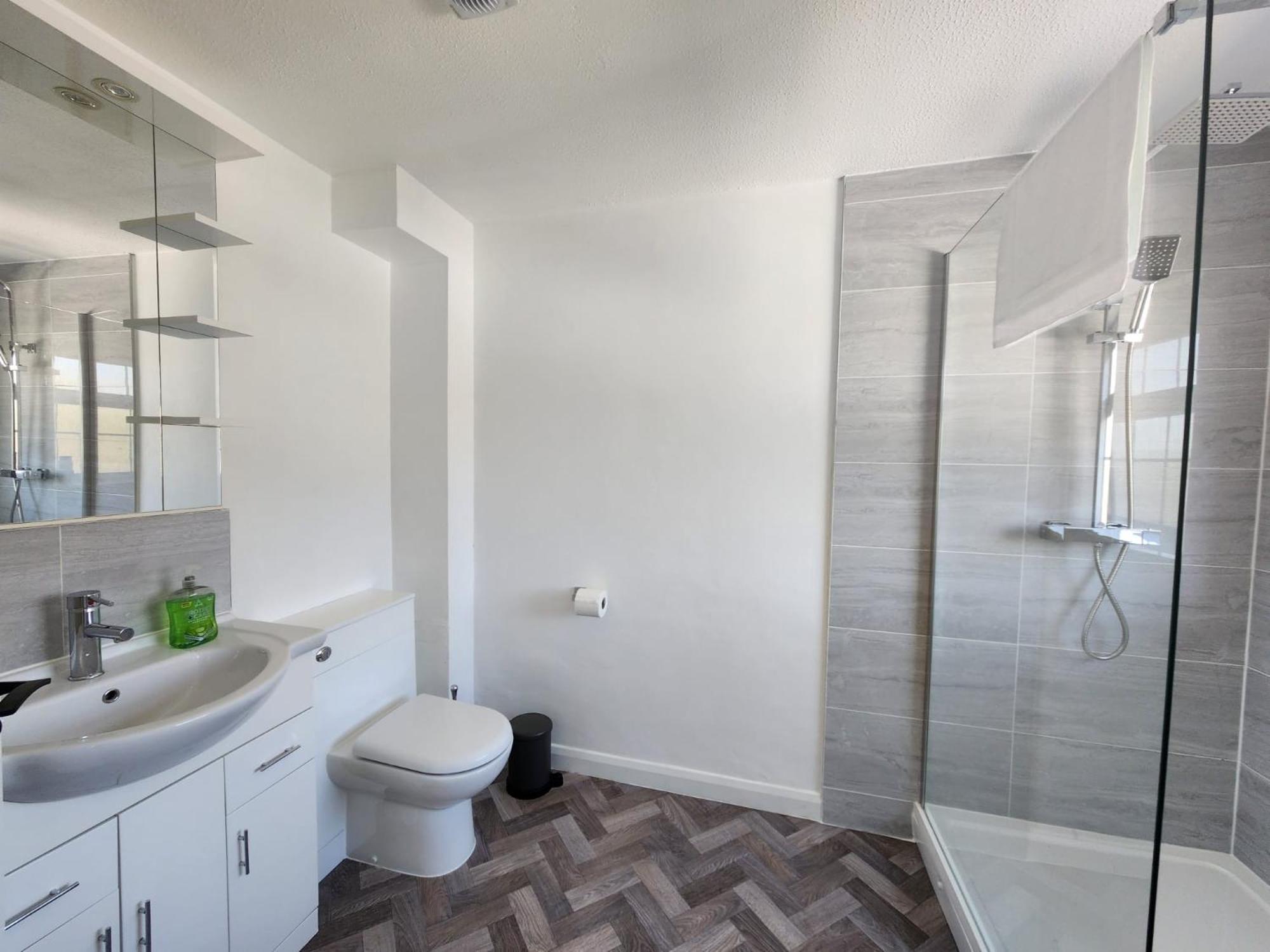 Kennedy Villa - 5 Bedroom House With Hot Tub, Wifi, Free Parkings, Close To Bicester Village ภายนอก รูปภาพ