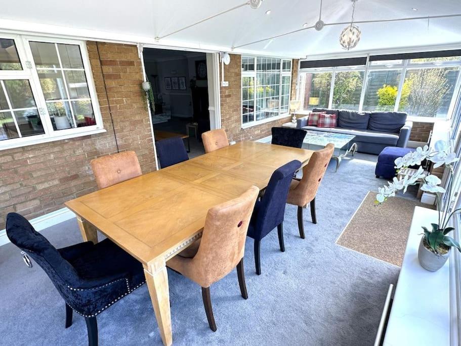 Kennedy Villa - 5 Bedroom House With Hot Tub, Wifi, Free Parkings, Close To Bicester Village ภายนอก รูปภาพ