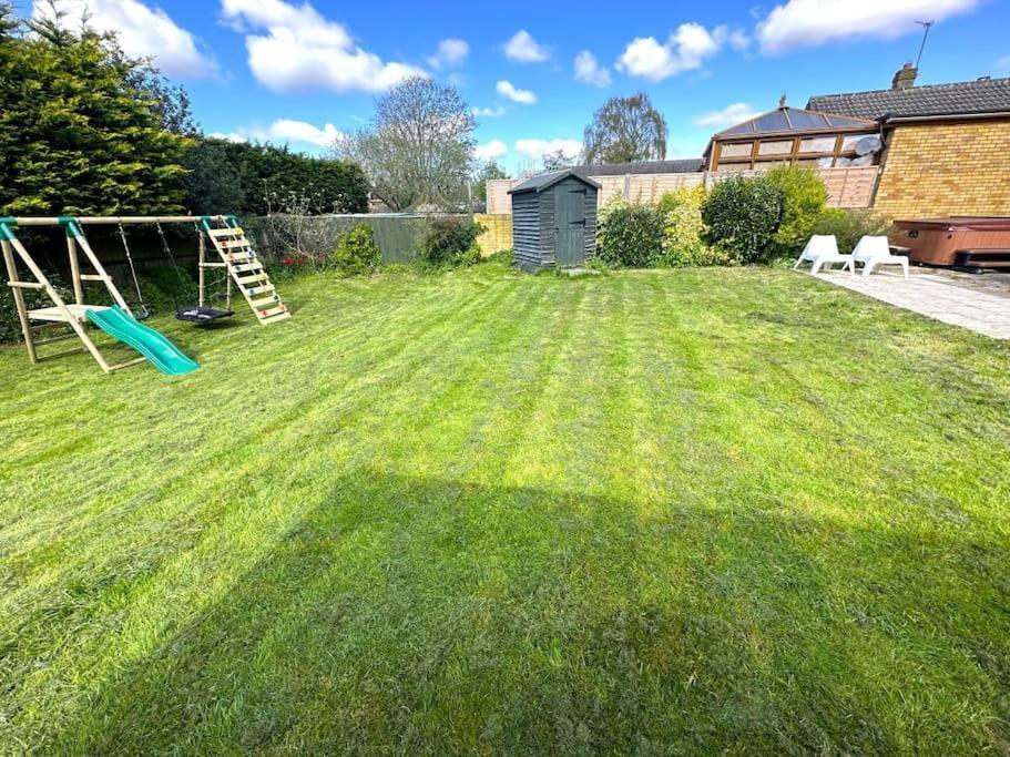 Kennedy Villa - 5 Bedroom House With Hot Tub, Wifi, Free Parkings, Close To Bicester Village ภายนอก รูปภาพ