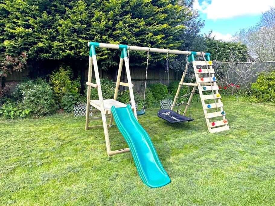 Kennedy Villa - 5 Bedroom House With Hot Tub, Wifi, Free Parkings, Close To Bicester Village ภายนอก รูปภาพ
