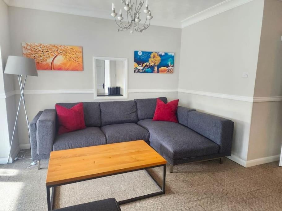 Kennedy Villa - 5 Bedroom House With Hot Tub, Wifi, Free Parkings, Close To Bicester Village ภายนอก รูปภาพ
